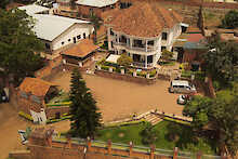 Luftaufnahme des Step Town Hotels