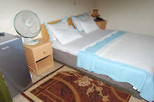 Doppelbett im Step Town Hotel