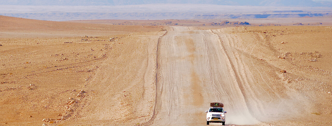 Auto auf der Piste durch das Damaraland