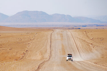 Auto auf der Piste durch das Damaraland