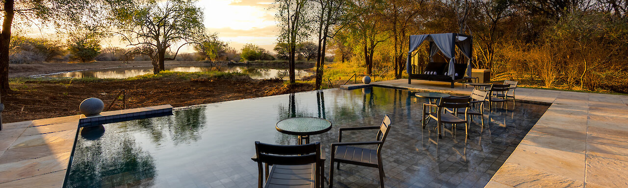 Der Pool der Black Rhino Game Lodge