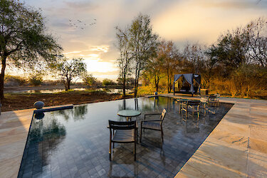 Der Pool der Black Rhino Game Lodge