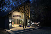 Außenansicht der Black Rhino Game Lodge