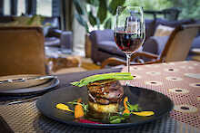 Abendessen und Wein in der Black Rhino Game Lodge