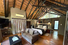 Geräumiges Doppelzimmer mit Sofa in der Black Rhino Game Lodge