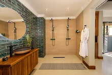 Abendessen und Wein in der Black Rhino Game Lodge