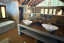 Badezimmer in der Black Rhino Game Lodge