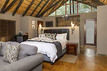 Doppelbett der Black Rhino Game Lodge