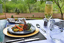 Angerichtetes Essen in der Tambuti Lodge