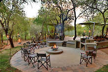 Lagerfeuerplatz der Tambuti Lodge