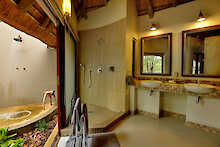 Badezimmer der Tambuti Lodge