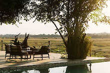 Stühle mit Ausblick in der Kafunta Riover Lodge