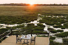 Terrasse mit Ausblick auf den Fluss in der Kafunta River Lodge