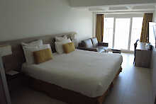 Blick ins Doppelzimmer des Hôtel Le Lagons