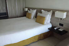 Doppelbett des Hôtel Le Lagons