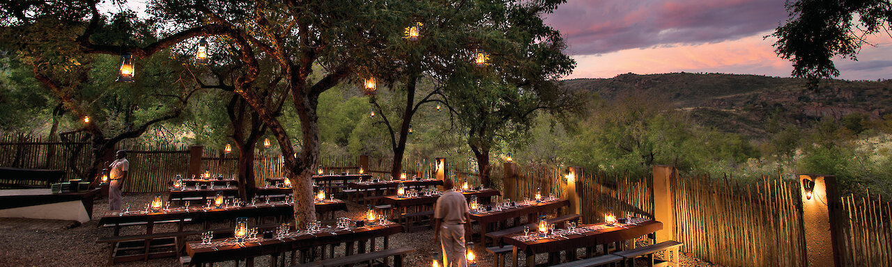 Außenbereich der Kwa Maritane Bush Lodge bei Nacht