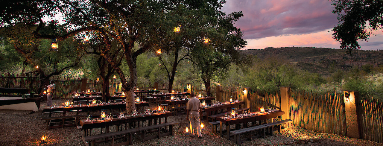Außenbereich der Kwa Maritane Bush Lodge bei Nacht