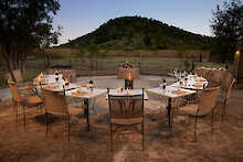 Kleiner Sitzbereich der Kwa Maritane Bush Lodge