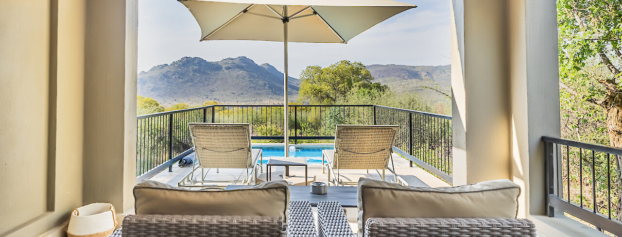 Aussicht von der privaten Terrasse in der Shepard's Tree Game Lodge