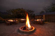Lagerfeuer in der Shepard’s Tree Game Lodge