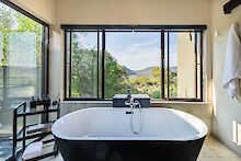 Badewanne mit Aussicht in der Shepard's Tree Game Lodge