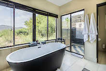 Badezimmer in der Shepard's Tree Game Lodge