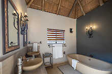 Badezimmer in der Ivory Tree Game Lodge