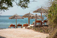 Strand mit Liegen beim Temple Point Resort