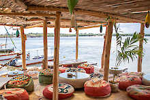 Lounge am Wasser des Tempel Point Resorts