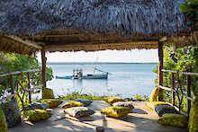 Sitzgelegenheiten am Wasser im Tempel Point Resort