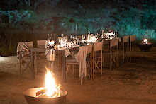 Lagerfeuer und Essbereich im Freien in der Mdluli Safari Lodge