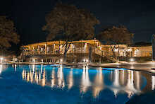 Pool bei Nacht in der Mdluli Safari Lodge
