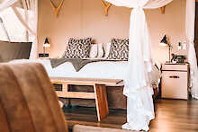 Bett in der Mdluli Safari Lodge