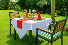 Gedeckter Tisch im Garten der Davinci Gorila Lodge