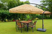 Sitzgelegenheit im Garten der Davinci Gorilla Lodge