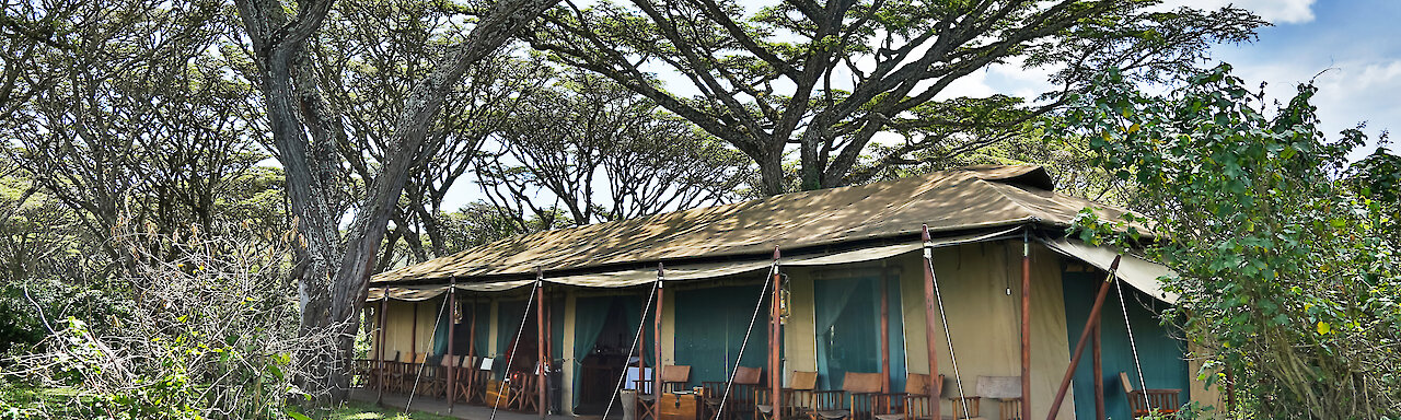 Außenansicht des Lemala Ngorongoro Tented Camp im Akazienwald