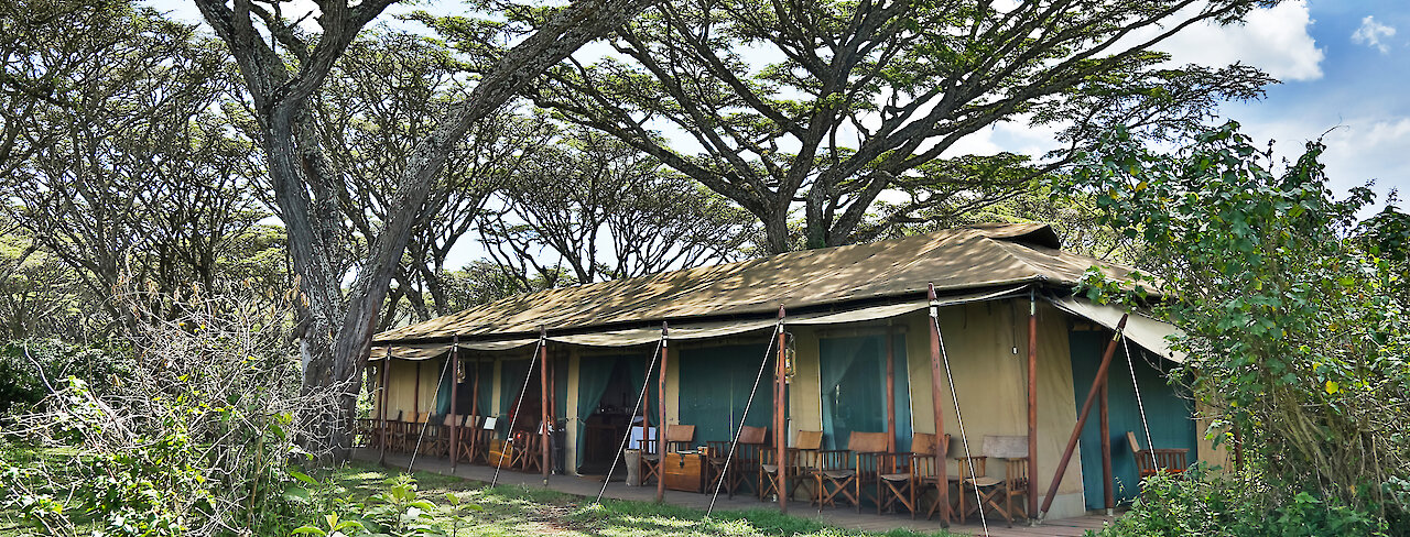 Außenansicht des Lemala Ngorongoro Tented Camp im Akazienwald