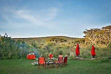 Stühle um das Lagerfeuer in der Natur in im Lemala Ngorongoro Tented Camp