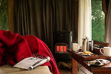 Zeitschrift vor dem Oven im Lemala Ngorongoro Tented Camp