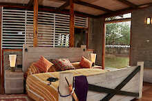 Doppelbett mit Fernglas im Elephant Gorge Camp