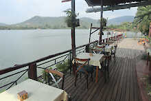 Sitzgelegenheit direkt am Fluss beim Afrikiko River Front Resort