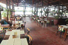 Überdachte Terrasse des Afrikiko River Front Resorts