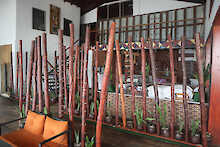 Holzdekoration im Afrikiko River Front Resort