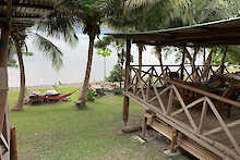 Restaurant und Hängematten beim Cocoa Village Guesthouse