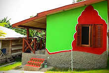 Buntes Gästehaus beim Cocoa Village Guesthouse
