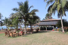 Außenbereich am Strand des Ko-Sa Beach Resort