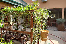 Innenhof der Little Afrika Lodge