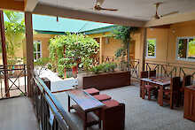 Überdachter Essbereich der Little Afrika Lodge