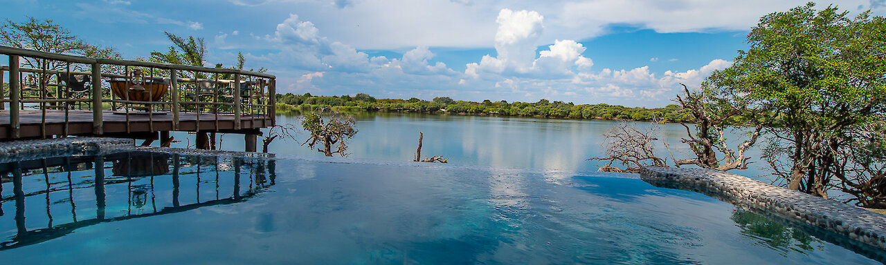 Jackalberry Chobe Pool mit Blick auf Chobe in Botswana