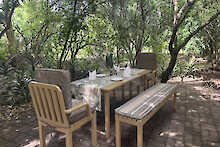 Draußen Essen im iKWETA Safari Camp